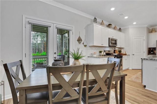 dining room with recessed lighting, visible vents, light wood-style flooring, and crown molding