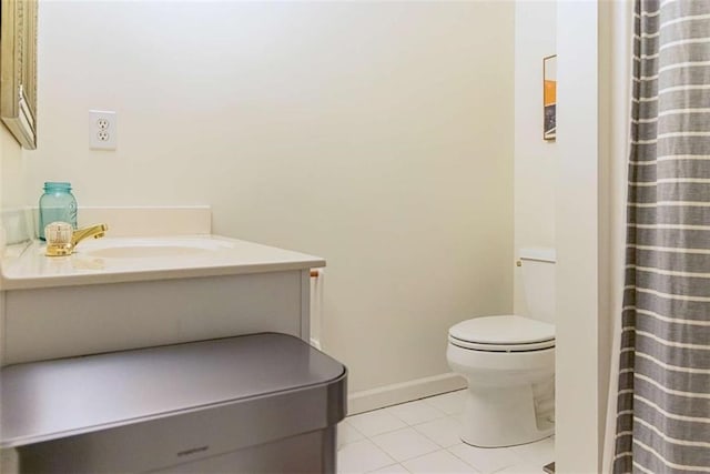 full bathroom with baseboards, a shower with shower curtain, toilet, vanity, and tile patterned flooring