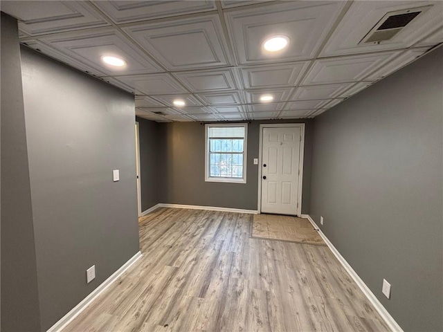 foyer entrance with light wood-style floors, recessed lighting, baseboards, and visible vents