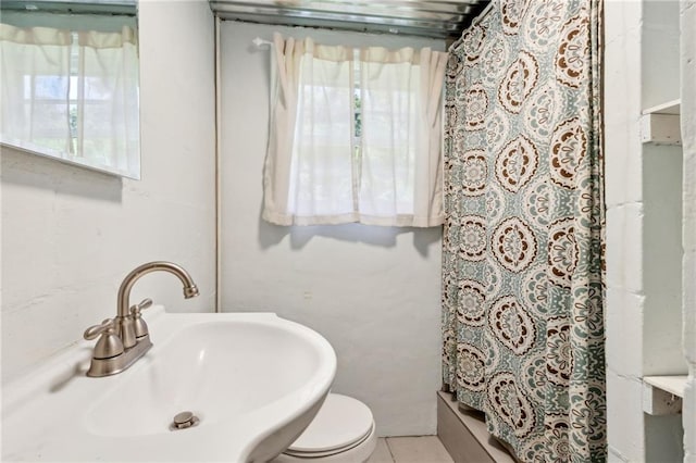 128 Mountain View Dr, Gainesville, GA 30501 - full bathroom featuring a sink, a shower with curtain, toilet, and healthy amount of natural light