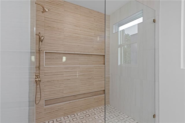 bathroom featuring a tile shower