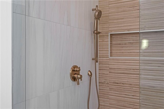 room details featuring a tile shower