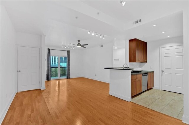 dining area featuring ceiling fan, sink, and light hardwood / wood-style flooring