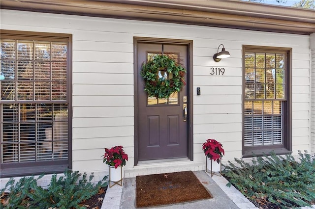 entrance to property featuring a porch