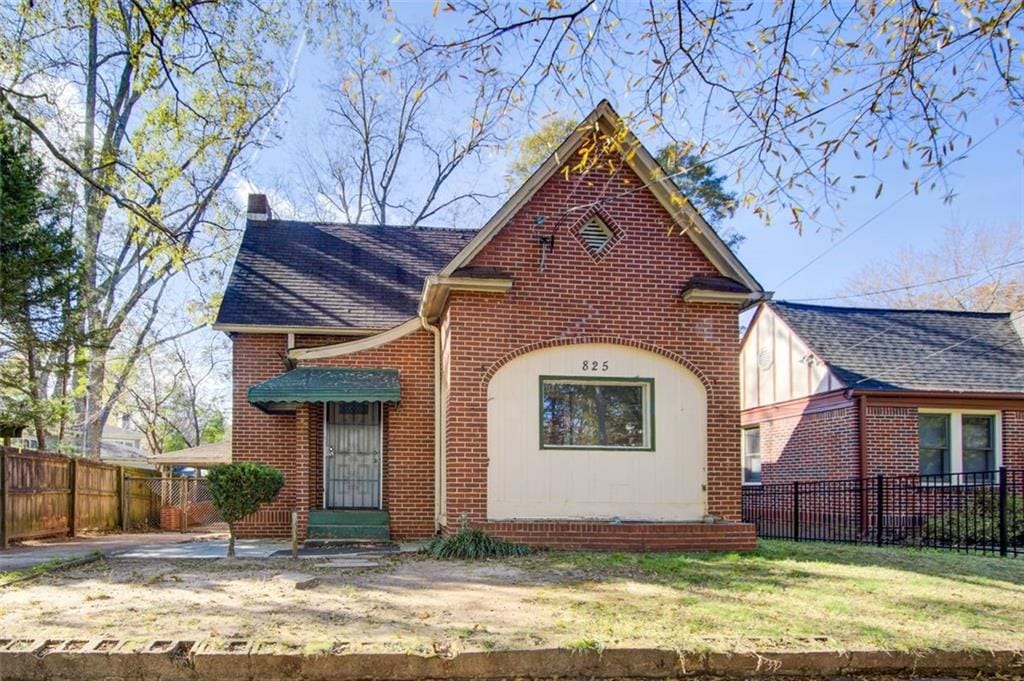 view of front of home with a front lawn