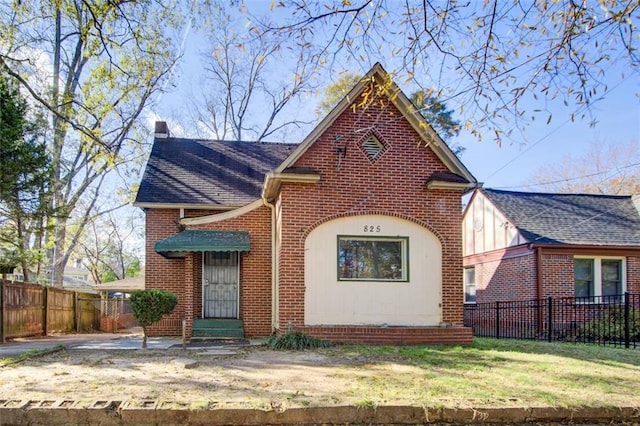 view of front of home with a front lawn