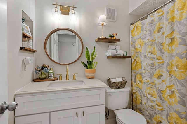 full bathroom featuring visible vents, toilet, a shower with curtain, and vanity