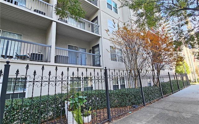 1074 Peachtree Walk NE Unit B 216, Atlanta, GA 30309 - view of building exterior featuring a fenced front yard