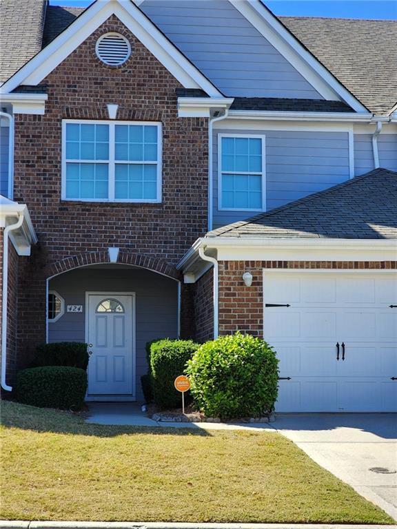 view of front facade featuring a front yard and a garage