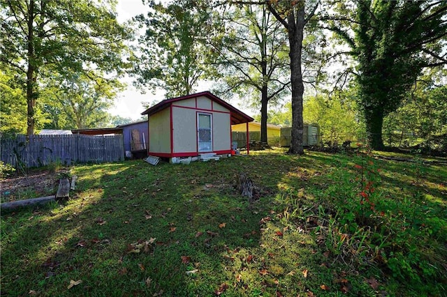 view of yard featuring a storage shed