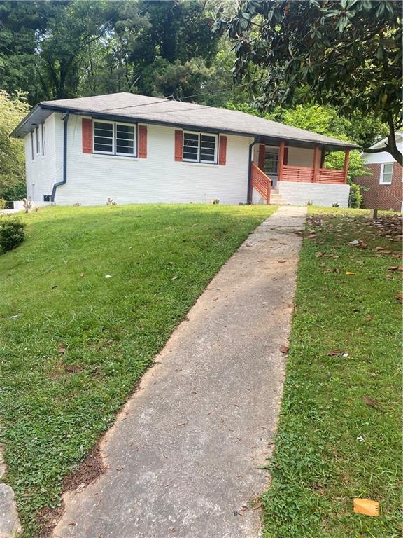 ranch-style home featuring a front lawn