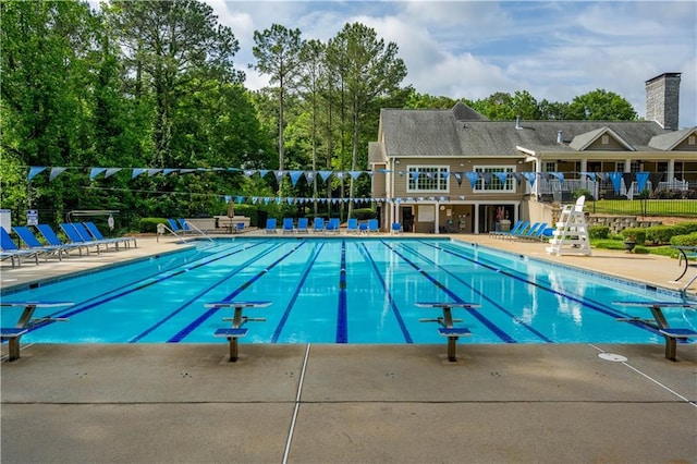 4910 Aldbury Ln, Suwanee, GA 30024 - community pool featuring a diving board and a patio