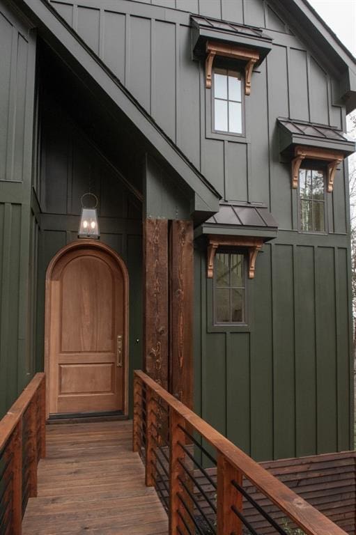 6 Huntington Pl, Dahlonega, GA 30533 - doorway to property with board and batten siding
