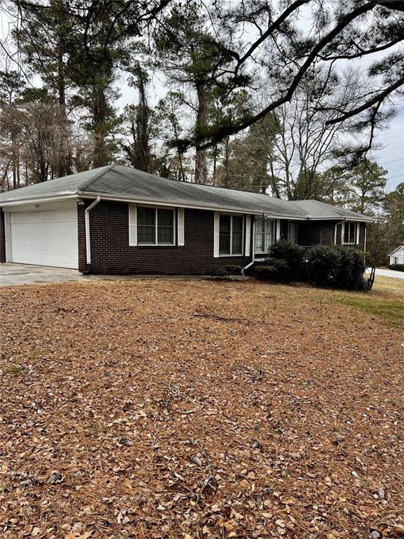 single story home featuring a garage