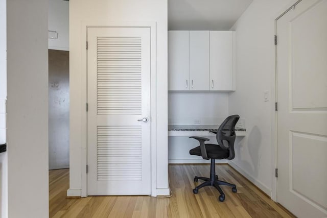 943 Peachtree St NE Unit 716, Atlanta, GA 30309 - office area featuring built in study area and light wood finished floors