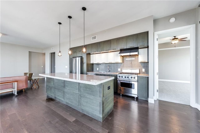 kitchen with stainless steel appliances, visible vents, backsplash, dark wood-type flooring, and under cabinet range hood