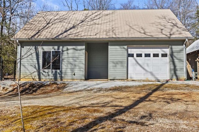 view of front facade featuring a detached garage