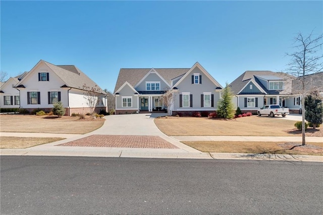 view of front facade featuring driveway