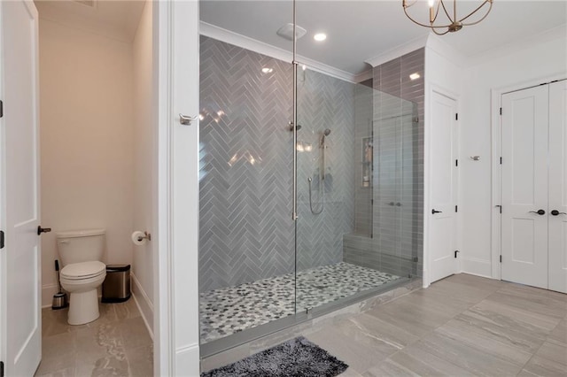 full bath featuring baseboards, toilet, a stall shower, and ornamental molding