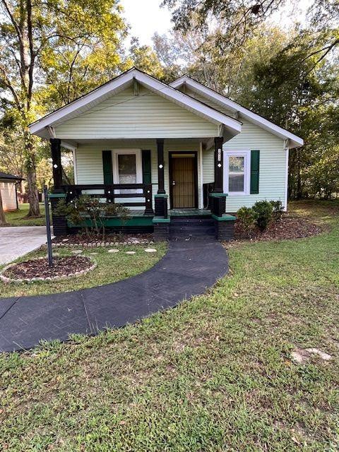 view of front of property featuring a porch and a front lawn