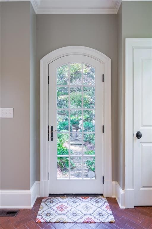 doorway with crown molding