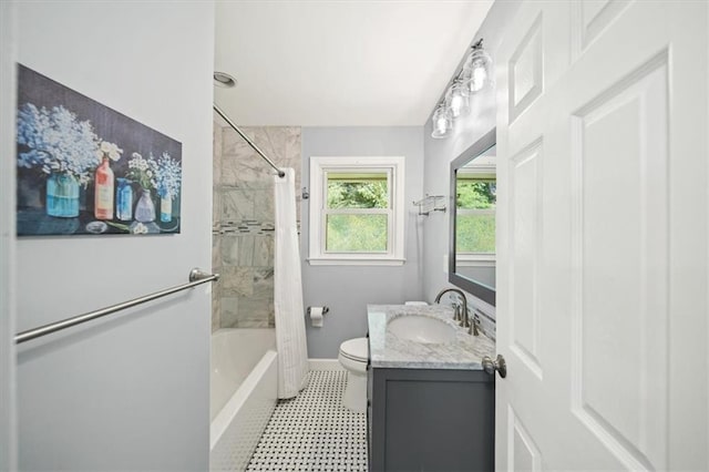 2100 Shady Ln, Tucker, GA 30084 - bathroom with vanity, baseboards, toilet, and shower / bath combination with curtain