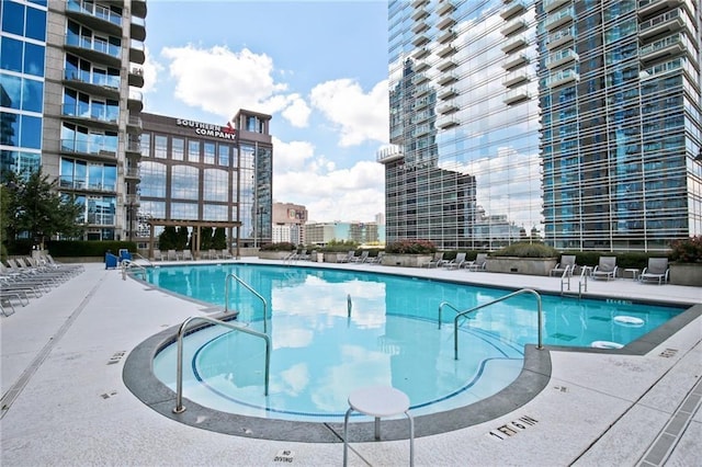 400 W Peachtree St NW Unit 3216, Atlanta, GA 30308 - community pool with a patio area and a view of city