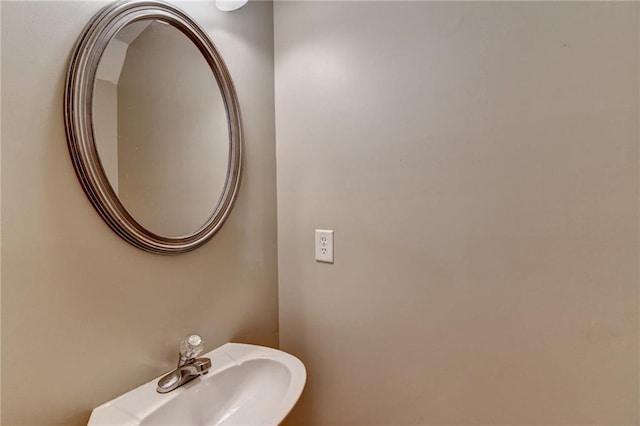 bathroom featuring sink