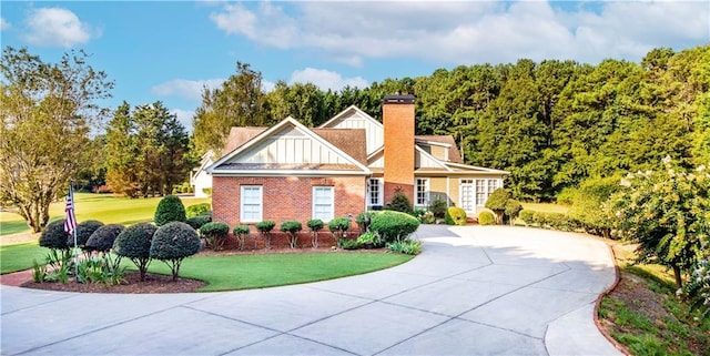 view of front of house featuring a front lawn