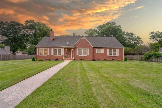 view of front of house featuring a yard