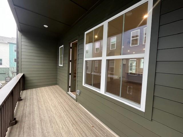 empty room with a tray ceiling and ceiling fan