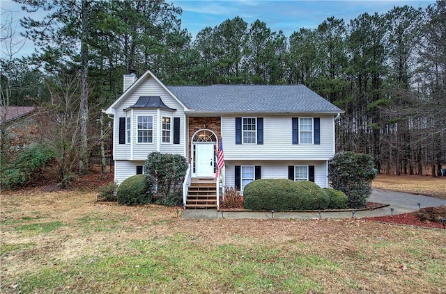 split foyer home featuring a front yard