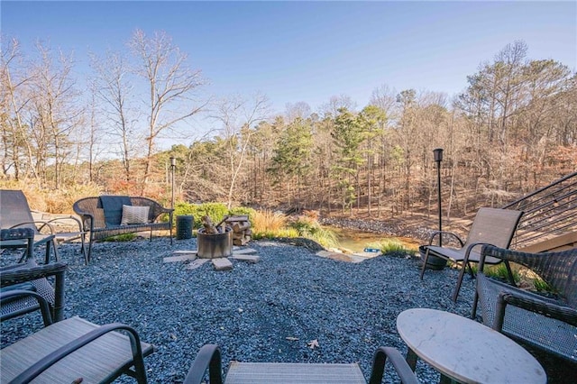 view of yard featuring an outdoor hangout area