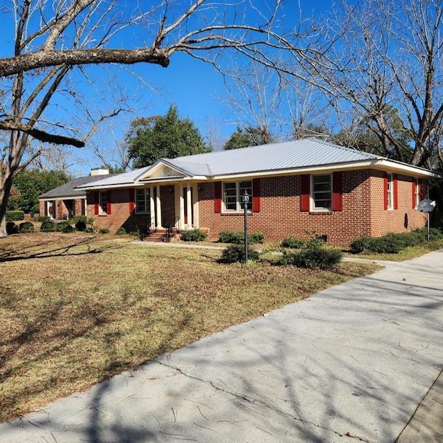 ranch-style home featuring a front yard