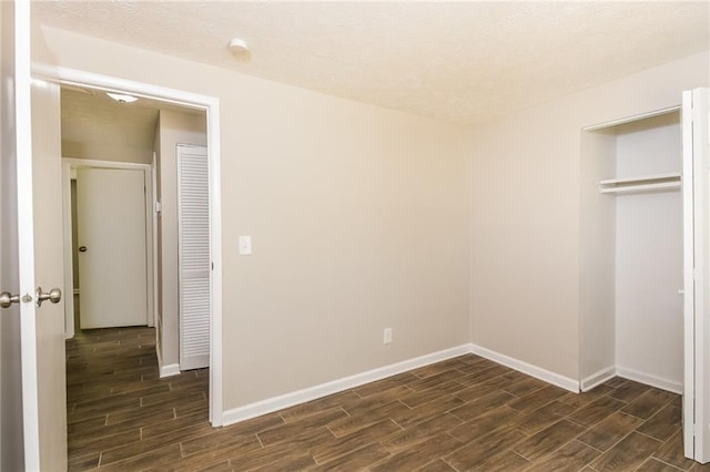 unfurnished bedroom featuring a textured ceiling