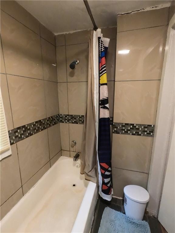 bathroom featuring shower / bathtub combination with curtain