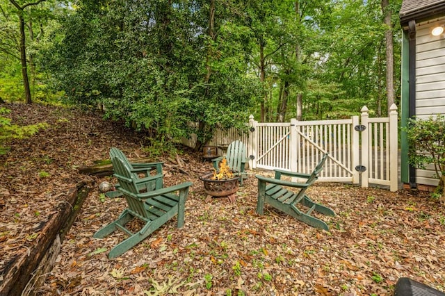 view of yard featuring an outdoor fire pit