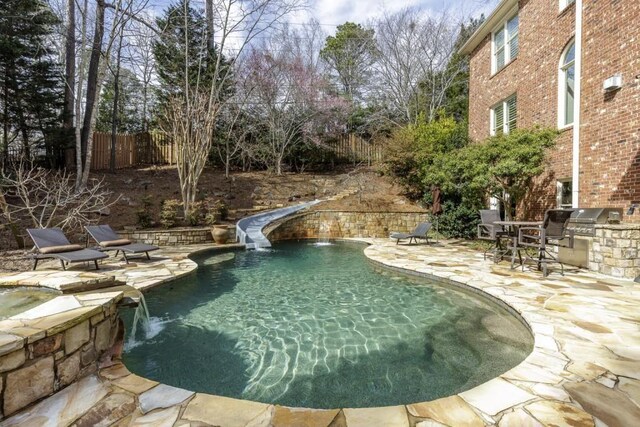 5284 Vernon Springs Trl, Sandy Springs, GA 30327 - view of swimming pool with exterior kitchen, a fenced backyard, a patio area, and a pool with connected hot tub