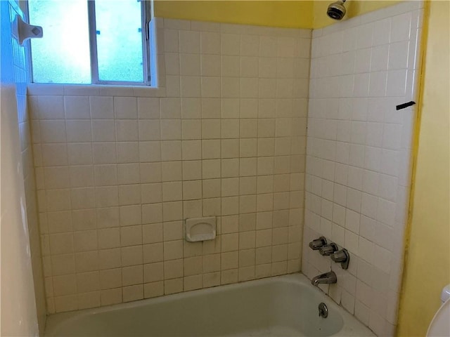 bathroom featuring tiled shower / bath combo