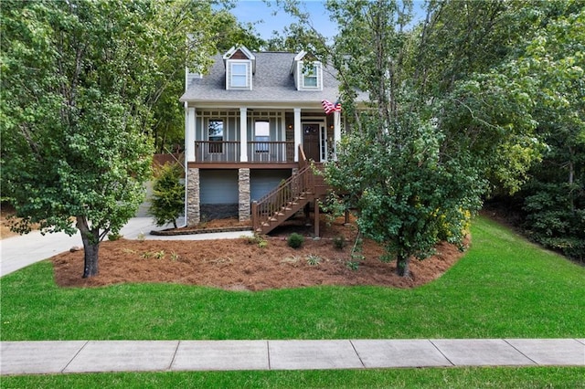 view of front of property featuring covered porch and a front yard