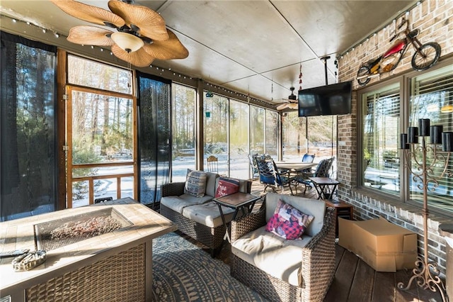 sunroom with ceiling fan