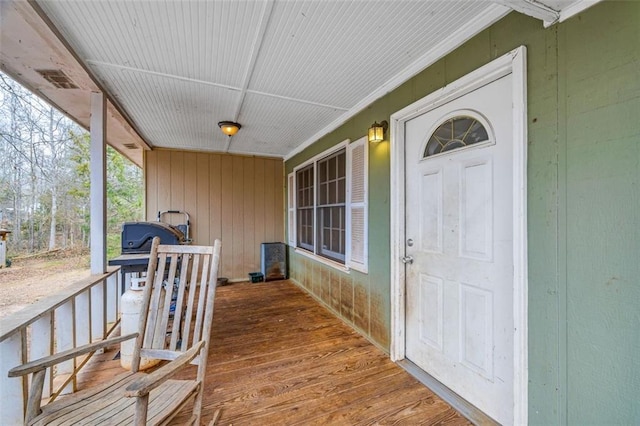 property entrance with covered porch