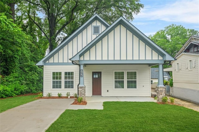 623 Hamilton E Holmes Dr NW, Atlanta, GA 30318 - view of front facade with board and batten siding, a front lawn, and covered porch