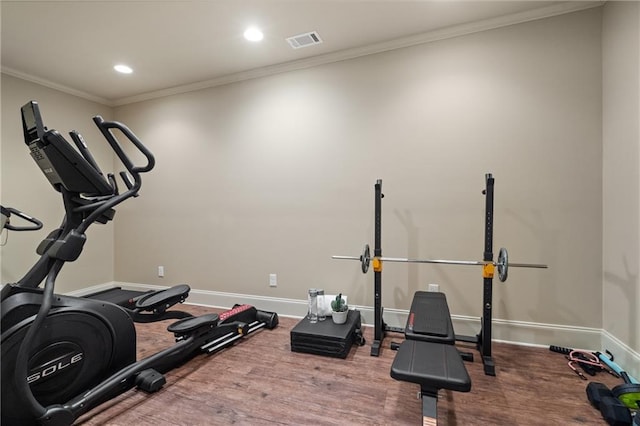 exercise area with visible vents, baseboards, ornamental molding, wood finished floors, and recessed lighting