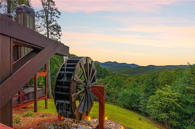 view of front of house featuring a mountain view