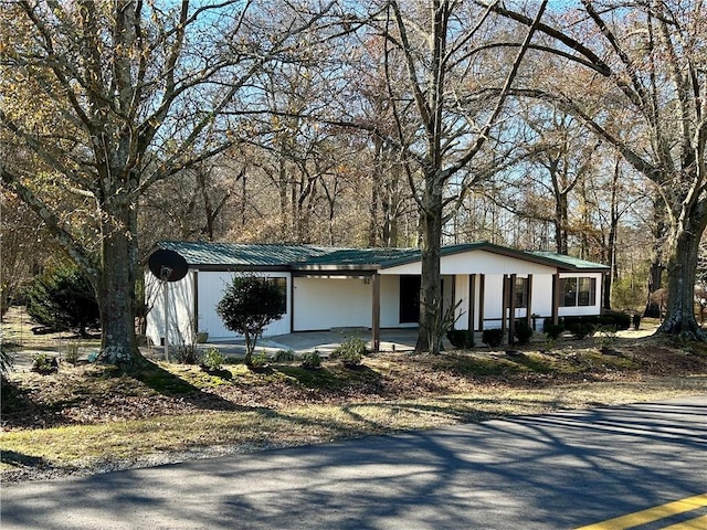 view of front facade featuring metal roof