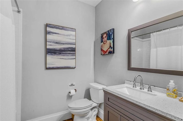 bathroom featuring a shower with shower curtain, vanity, and toilet