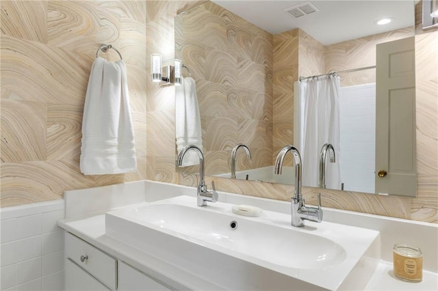 full bathroom featuring wallpapered walls, recessed lighting, visible vents, and vanity