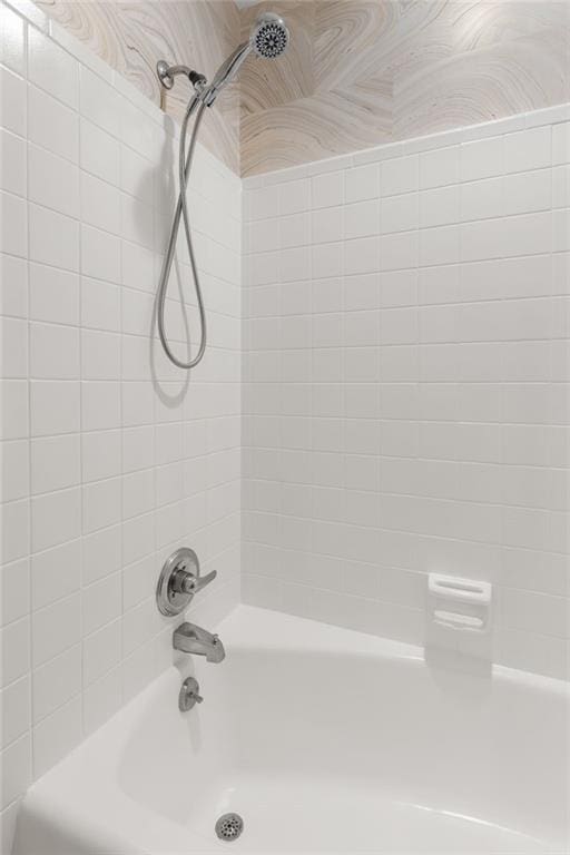 full bathroom with washtub / shower combination