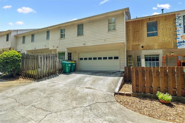 view of front facade featuring a garage